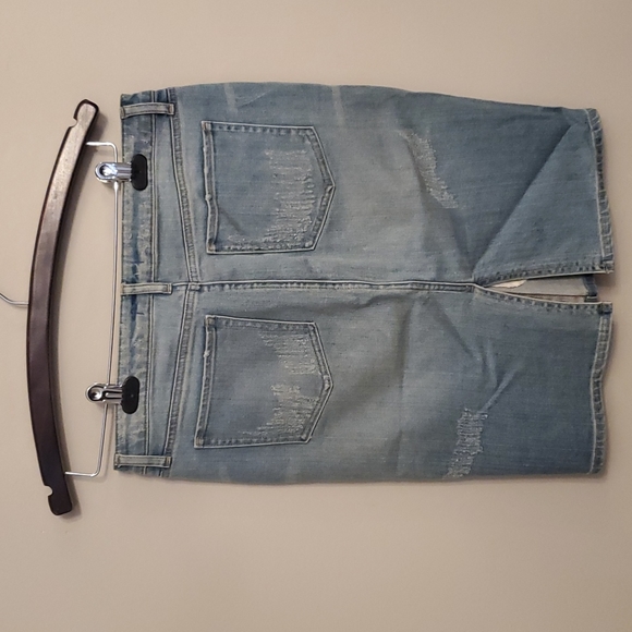 Uniqlo denim skirt. Size 4 - Picture 2 of 3